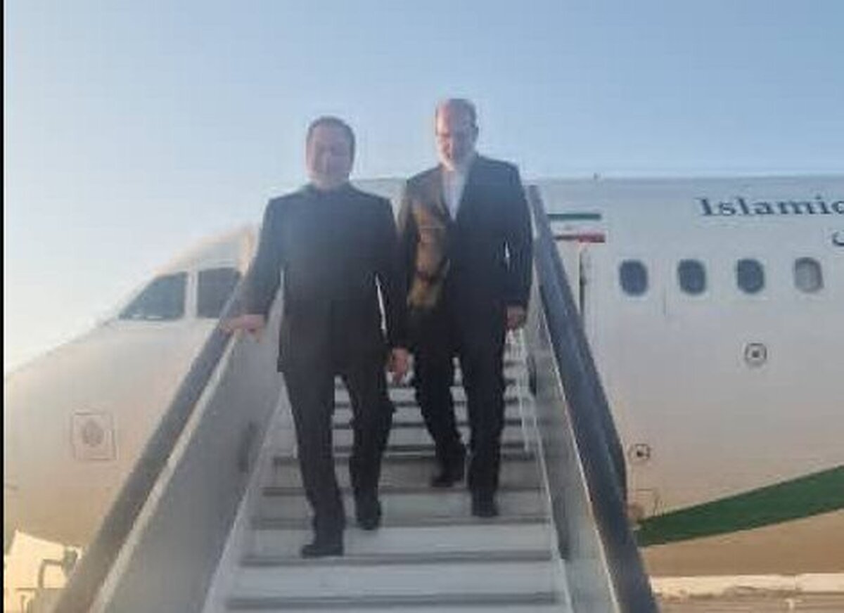 وزیر امور خارجه عصر امروز یکشنبه در راس یک هیات دیپلماتیک وارد مسقط پایتخت عمان شد.