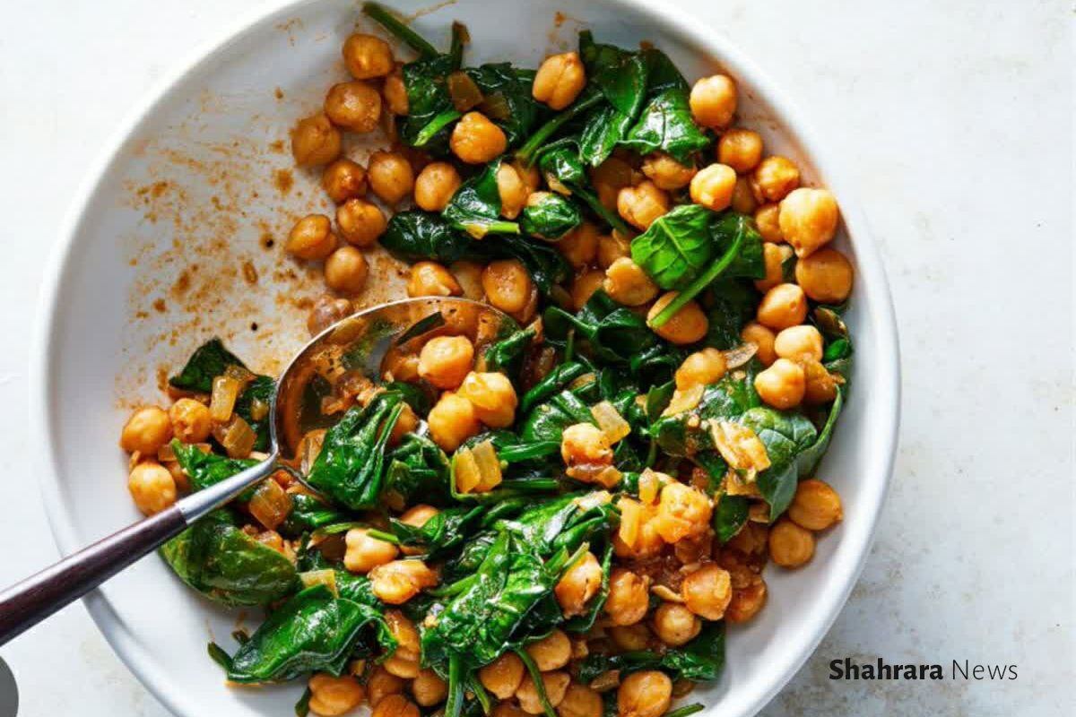 امیرطاها تازه مشق‌هایش را تمام کرده بود و حسابی گرسنه‌اش بود. مادر داشت در آشپزخانه غذا درست می‌کرد. امیرطاها با خودش فکر کرد که باید به مادرش کمک کند.