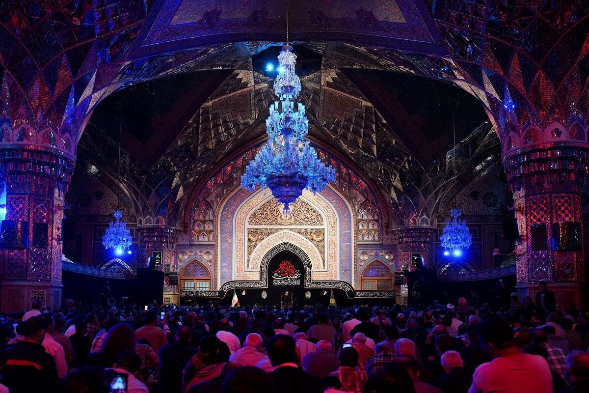 در شب شهادت حضرت فاطمه زهرا(س)، حرم مطهر رضوی میزبان خیل عظیم زائران و مجاورانی است که از چهارگوشه ایران اسلامی به مشهدالرضا(ع) شتافته، در سوگ‌ ام‌الائمه(س) رخت عزا بر تن کرده و به عزاداری مشغول هستند.