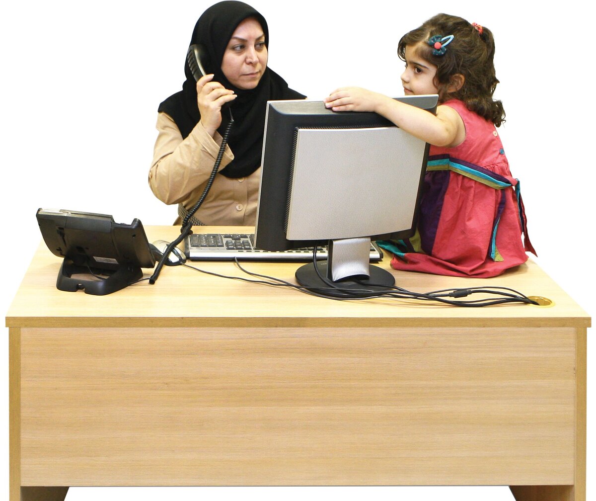 یک روانشناس و مشاور خانواده با اشاره به نوع نگاه جامعه به فعالیت زنان در بیرون از خانه، مشکلات پیش روی مادران شاغل را تشریح کرد.