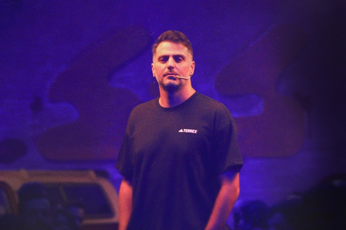 برنامه «گنگ» علی ضیا، با اجرای زنده با مجوز شایع آغاز شد.