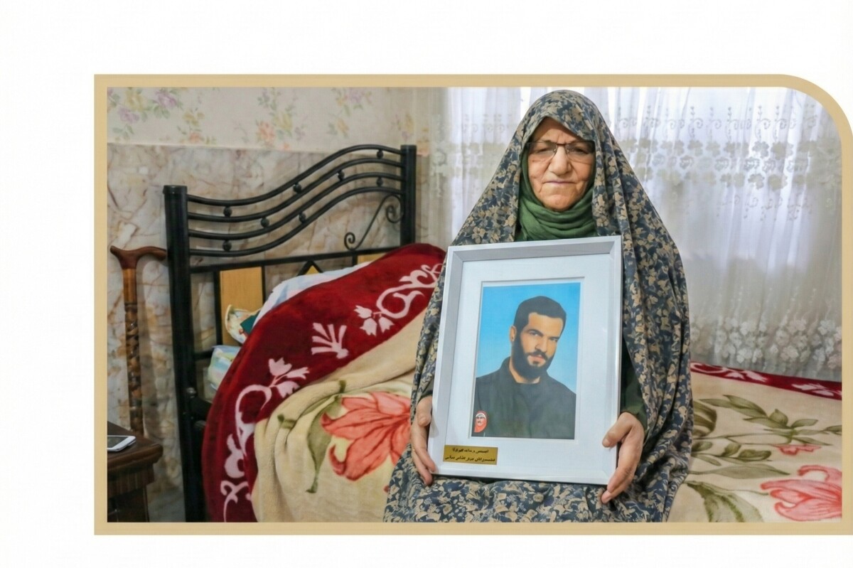 مادر شهید حسن رمضانی، فرمانده گردان حضرت رسول (ص)، سال‌هاست با عکس‌ها و یادگار‌های پسرش زندگی می‌کند؛ پسری که در جوانی راه جبهه را برگزید و در شلمچه به شهادت رسید. او از دلتنگی‌ها، صبر، پیام‌هایی که در خواب شنیده و یقین قلبی‌اش به آرامش شهید می‌گوید.