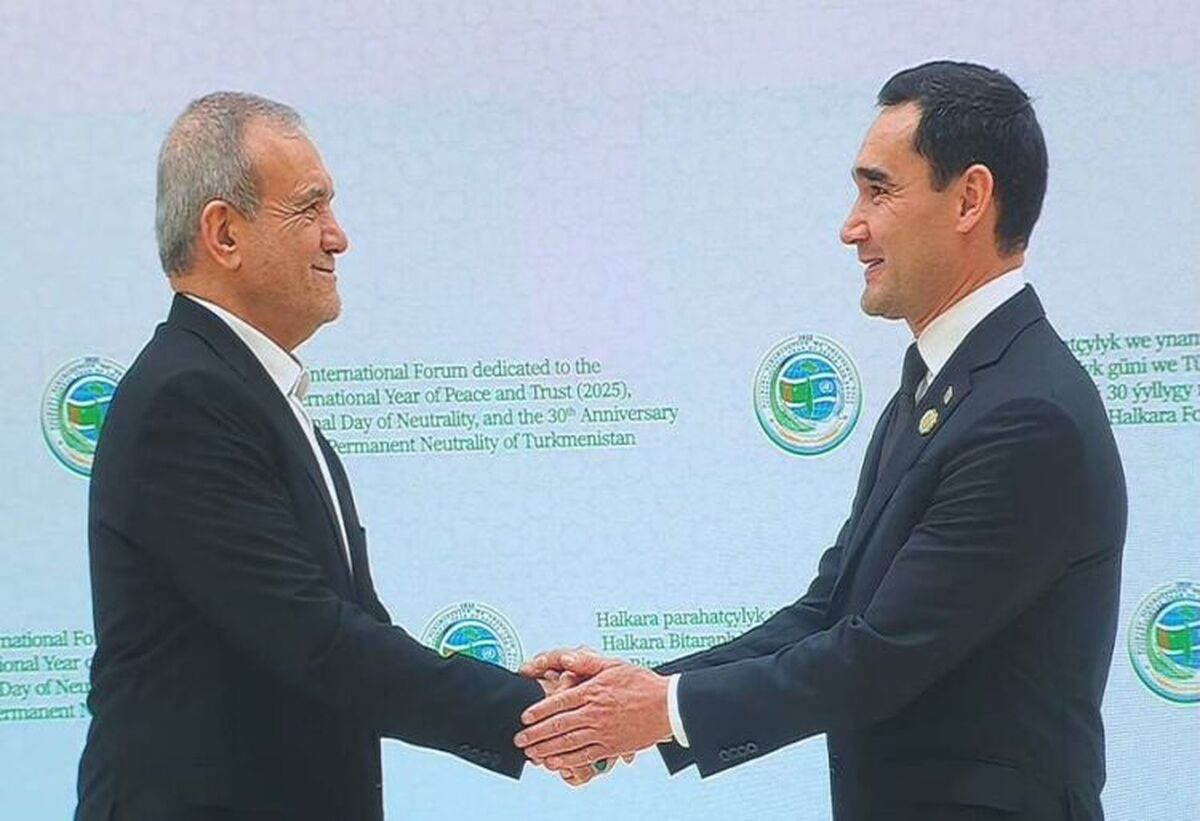 رئیس جمهور در دیدار با همتای ترکمنستانی خود، با اشاره به سابقه دیرینه روابط و پیوند‌های عمیق میان دو کشور گفت: کشور‌های ما همسایگانی با تاریخ طولانی ارتباطات هستند و این همسایگی، مطابق با نگاه رهبران دو کشور، بر پایه برابری، دوستی، صلح و امنیت معنا پیدا می‌کند.