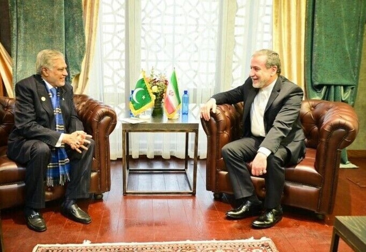 وزیر امور خارجه با همتای پاکستانی خود دیدار و درباره مهمترین مسائل دو جانبه گفت‌و‌گو کرد.