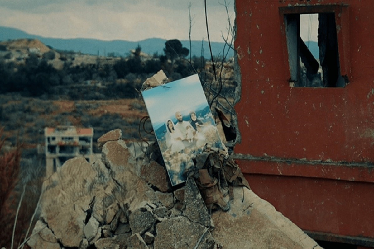 مستند «سایه‌های جنگ» ساخته محمد خزلی، روایتی میدانی از تبعات جنگ در لبنان است که در نوزدهمین جشنواره «سینماحقیقت» به نمایش درآمده است.