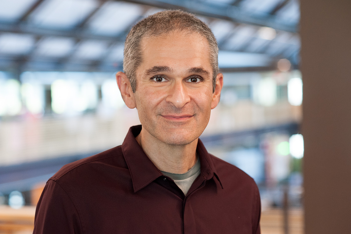 امین وحدت، دانشمند و مدیر ارشد فناوری گوگل، مدیریت توسعه زیرساخت‌های کلیدی هوش مصنوعی این شرکت را بر عهده گرفت تا گوگل را برای رقابت جهانی آماده کند.