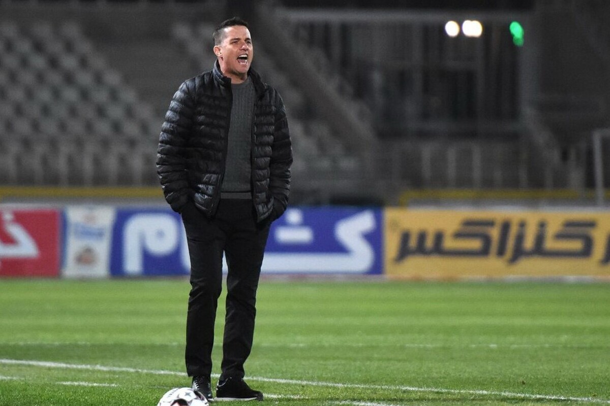 سرمربی پرسپولیس گفت: فعلا لیست خروجی نداریم، اما ۲ جای خالی داریم که برای جذب بازیکن تلاش می‌کنیم.