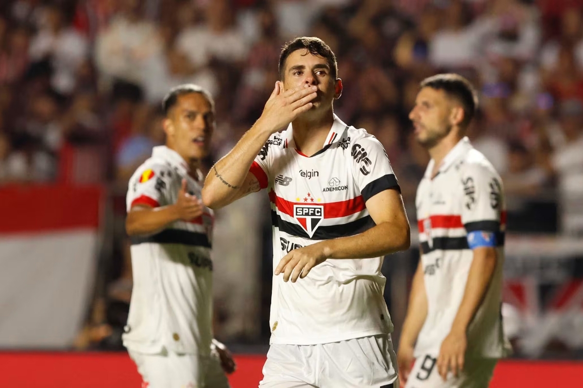 اسکار، هافبک برزیلی که پیش از این برای چلسی بازی کرده بود، به دلیل مشکلات قلبی از فوتبال حرفه‌ای خداحافظی کرد.