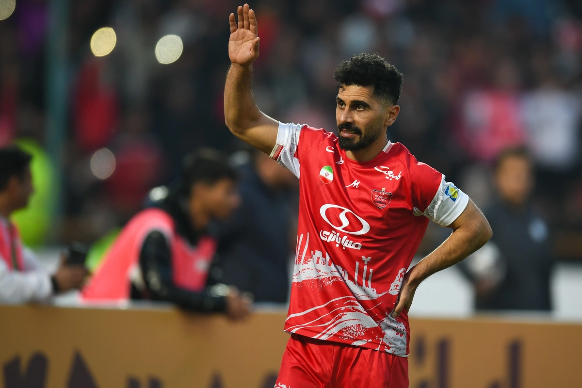 کاپیتان پرسپولیس، دلیل مصدومیتش را زمین‌های نامساعد فوتبال ایران اعلام کرد.