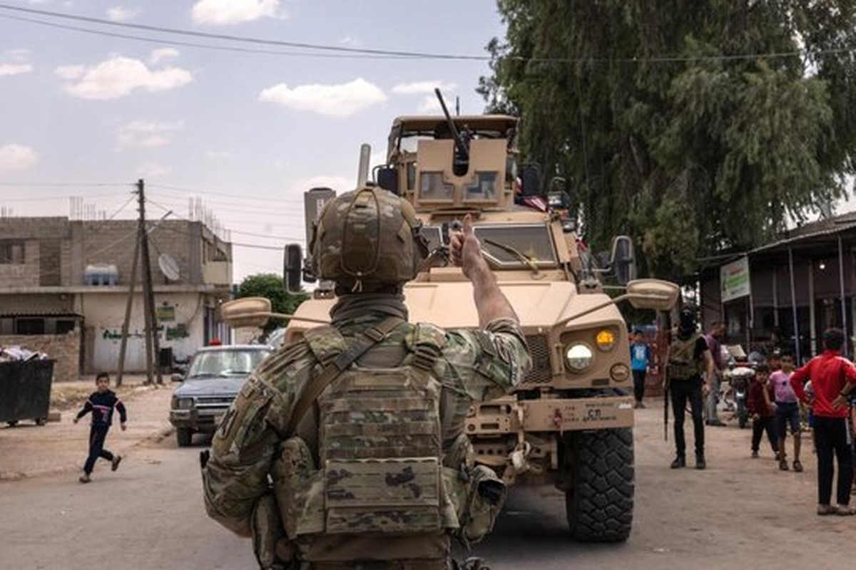 به گفته خبرنگار العربی الجدید، نیرو‌های ویژه آمریکایی شنبه شب در شهر پالمیرا در حومه شرقی حمص سوریه، یک عملیات دستگیری انجام دادند و سه نفر دستگیر شدند.