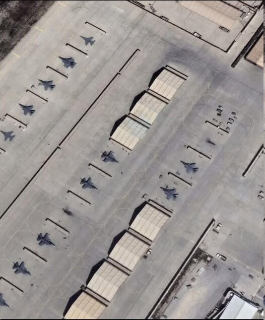 طالبان تصویر هواپیماهای نظامی را بر روی زمین پایگاه هوایی بگرام نقاشی کردند