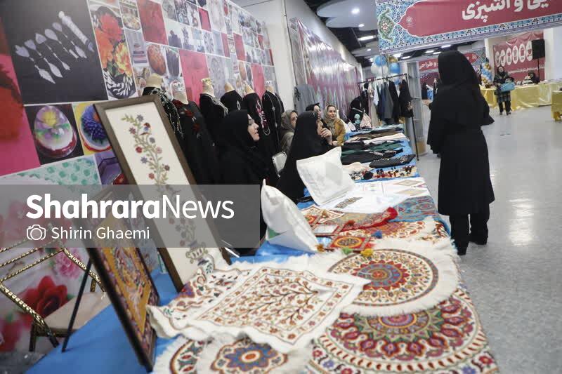 حضور بیش از ۱۵۰ بانوی هنرجو و مربیانشان در نمایشگاه «ایوان هنر»