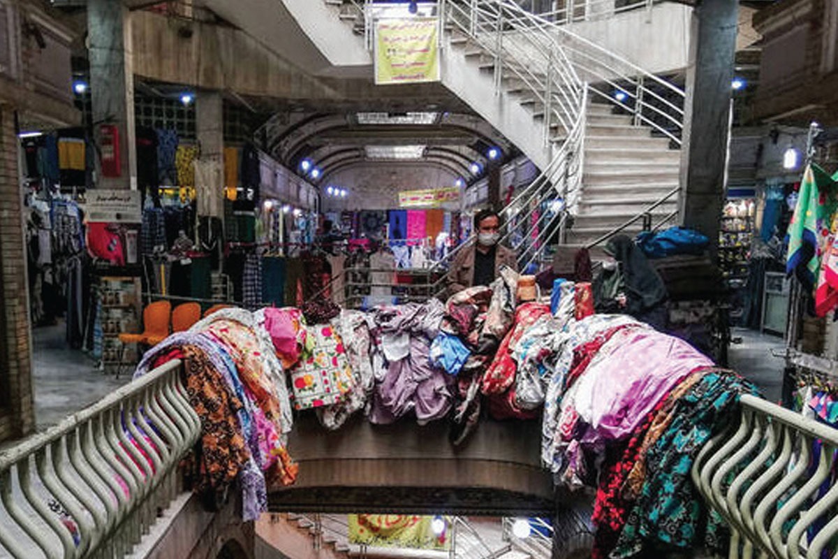 حوالی سال ۱۳۷۱، ۱۳۷۲ بود که آرام آرام سروکله آدم‌هایی با پوشش‌هایی متفاوت در مشهد پیدا شد. روس‌ها از روسیه نیامده بودند و عمدتا شهروندان ترکمنستان بودند، اما آن پوشش‌های متفاوت به علاوه زبان نامفهوم، آن‌ها را غریبه‌تر کرده بود.