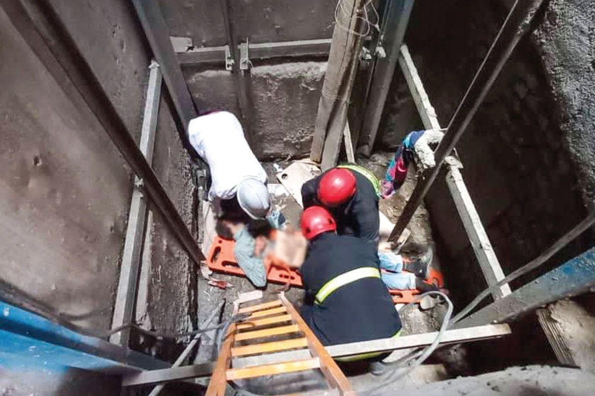 اولین حادثه سقوط کارگران به چاله آسانسور در مشهد، بیست وسوم فروردین امسال رخ داد و مردی شصت و چهار ساله بر اثر سقوط کشته شد.