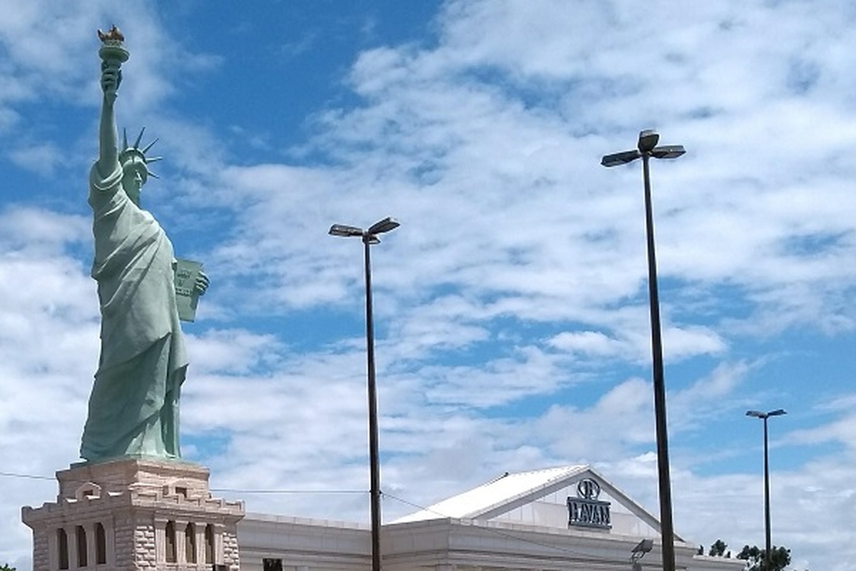 وزش باد‌های شدید باعث واژگونی نسخه کپی مجسمه آزادی در برزیل شد که البته هیچ‌کس آسیب ندید.