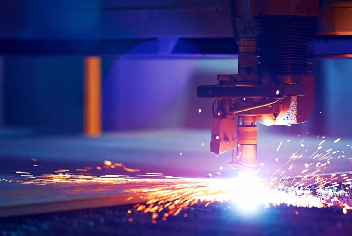 در صنعت امروز، خطوط تولید برای دستیابی به بهره‌وری بالا و کیفیت مستمر، نیازمند تجهیزات دقیق و هماهنگ هستند. صنایع فلزکاری، قطعه‌سازی و تولید سازه‌های صنعتی همگی نیاز دارند تا برش، شکل‌دهی و مونتاژ قطعات با دقت بالا و کمترین ضایعات انجام شود.