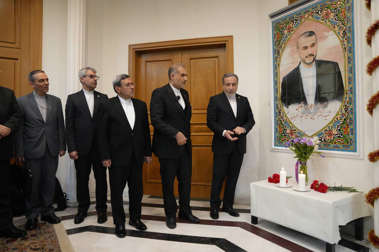 با حضور وزیر خارجه از نماد یادبود شهید امیرعبداللهیان در مسکو رونمایی شد