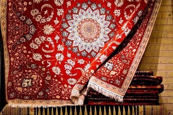 زیبای ایرانی گرفتار گره کور مشکلات | روایتی از فرصت‌ها و چالش‌های بازار فرش دستباف ایرانی 