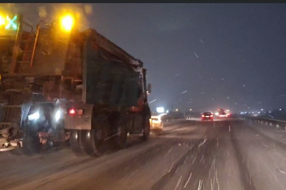 ویدئو | آخرین وضعیت بارش برف در جاده‌های خراسان رضوی (۲۶ آذر ۱۴۰۴)