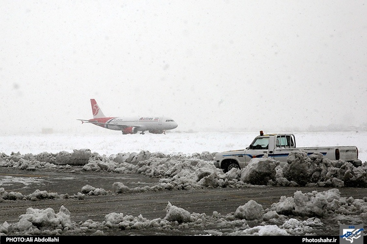 ویدئو | انجام پروازهای ورودی و خروجی فرودگاه مشهد در شرایط برفی (۲۶ آذر ۱۴۰۴)
