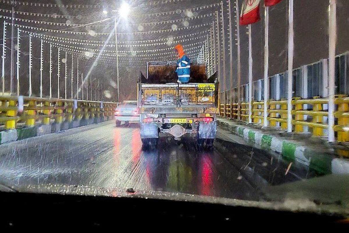 آماده‌باش ۶۵۰۰ نیروی خدمات شهری مشهد در پی بارش برف (۲۶ آذر ۱۴۰۴)