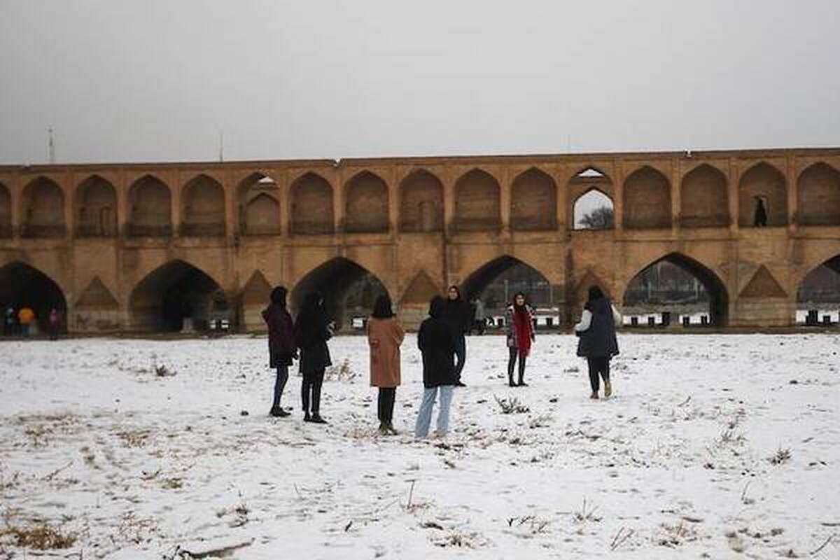 ویدئو | برف بازی در زاینده&zwnj;رود اصفهان