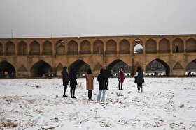 ویدئو | برف بازی در زاینده‌رود اصفهان