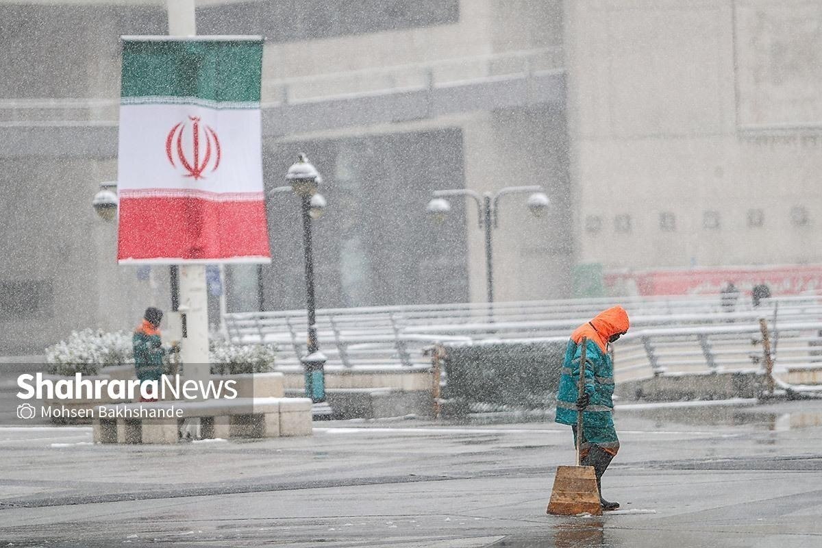 برف‌تکانی درختان و برف‌روبی معابر در مشهد ادامه دارد | هزار پاکبان در سطح شهر مشغول عملیات هستند (۲۸ آذر ۱۴۰۴)