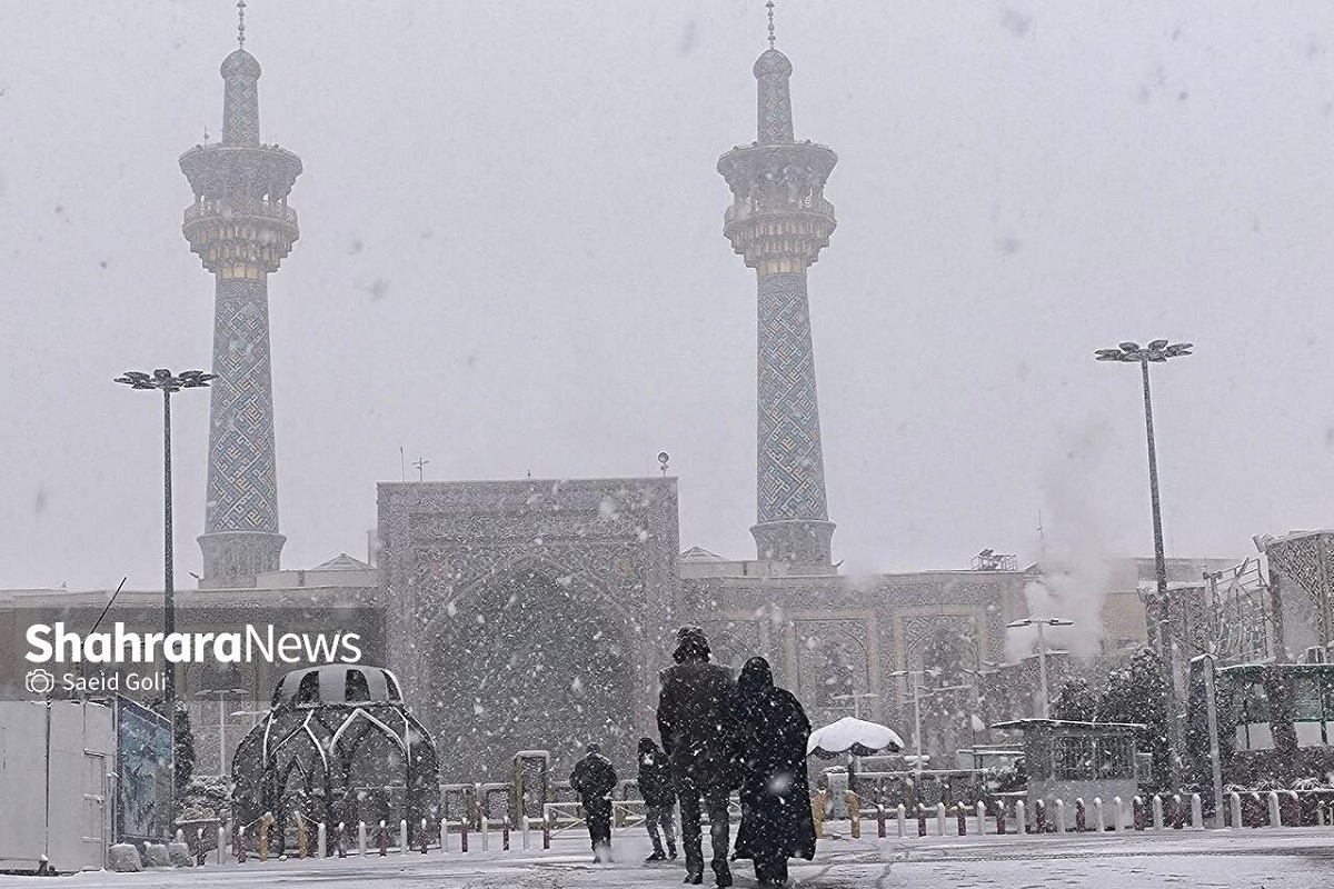 ویدئو | برف‌روبی پشت‌بام حرم امام‌رضا(ع) (۲۹ آذر ۱۴۰۴)