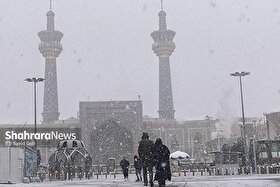 ویدئو | برف‌روبی پشت‌بام حرم امام‌رضا(ع) (۲۹ آذر ۱۴۰۴)