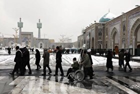 اقدامات خادمان حرم امام‌رضا(ع) برای تردد امن زائران در شرایط برفی