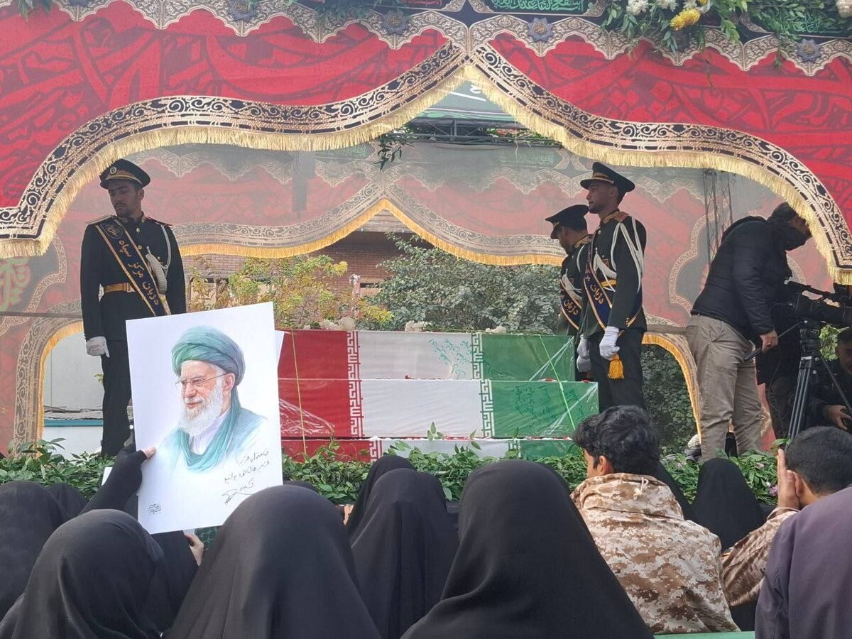 همزمان با سالروز شهادت دخت نبی مکرم اسلام (ص)، ۳۰۰ شهید گمنام در سراسر کشورمان تشییع شدند.