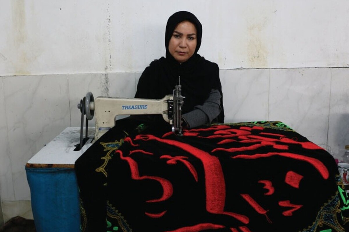 پرچم‌هایی که با وضو جان می‌گیرند | روایت زنی که بیست سال است نام ائمه(ع) را می‌دوزد