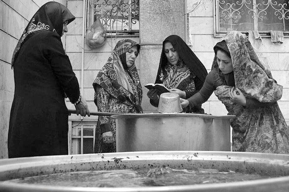 قرن‌هاست که زنان خراسانی نام حضرت زهرا (س) را با دعا، نذر و آیین‌های کهن در هم آمیخته‌اند؛ آیین‌هایی که در پخت آش‌ها، دیگچه‌ها و سفره‌های حاجت جلوه‌ای پررنگ یافته است. از آش «ابوالدرداء» تا نذر دیگچه و اماج‌کماج، هر کدام داستانی از باور، حاجت و ارادت زنان این سرزمین را روایت می‌کند؛ آیین‌هایی که همچنان در بسیاری از خانه‌ها زنده‌اند و نسل به نسل منتقل می‌شوند.