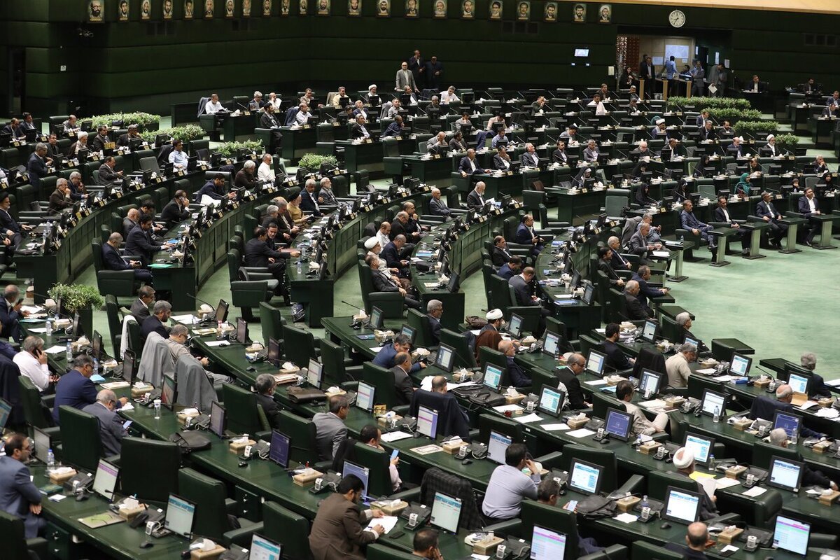 دو سؤال ملی نماینده دهلران از وزیر بهداشت در نشست علنی مجلس بررسی شد اما به دلیل عدم اقناع نماینده سؤال‌کننده، سوال به رأی گذاشته شد که نمایندگان با رأی خود اعلام کردند پاسخ‌های ارائه شده قانع کننده بود.