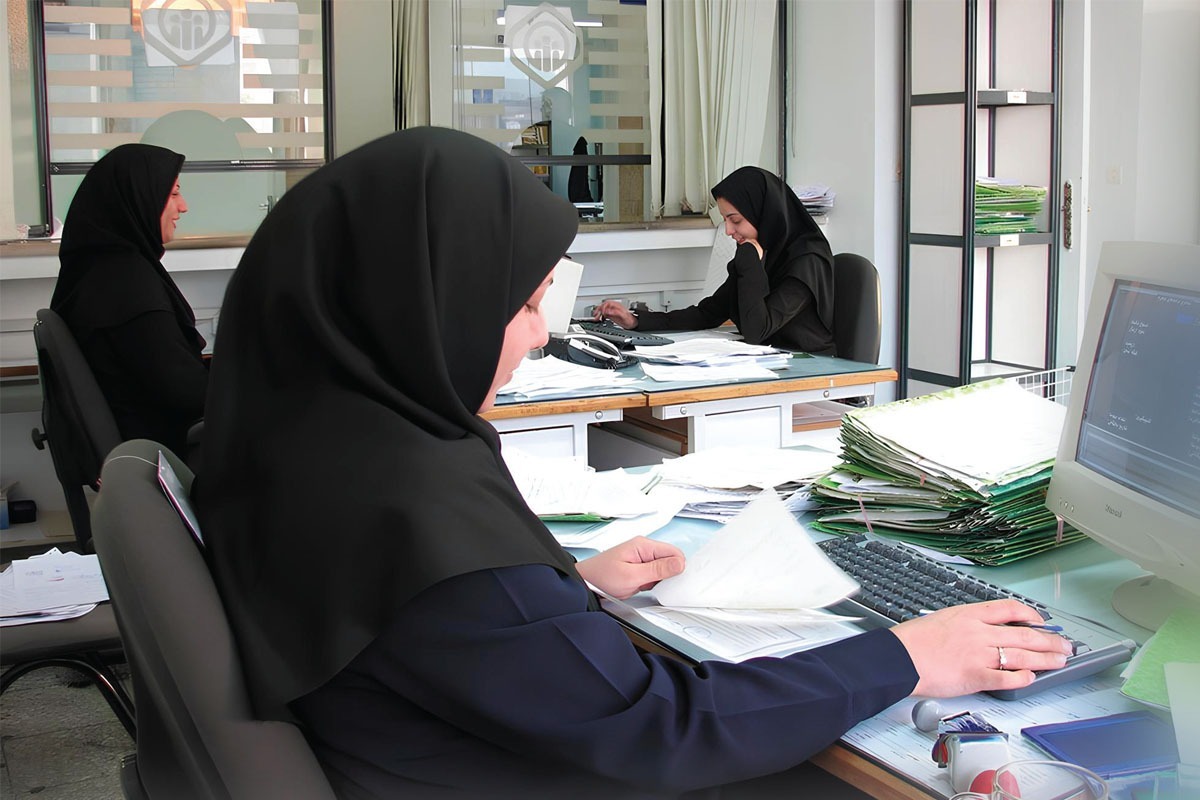 «هفت ساعت پشت‌میزنشینی زیر باد کولر، با حقوق و مزایا»؛ این تعبیر بیشتر مردم از شغل یک کارمند است.