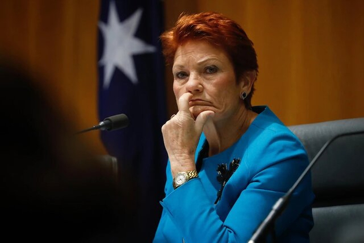 «پائولین هانسون» پس از ورود به صحن سنا با برقع که خشم و عصبانیت عمومی را برانگیخت، توبیخ و به مدت ۷ روز از مجلس تعلیق شد و از نمایندگی پارلمان در هیات‌های خارجی منع خواهد شد.