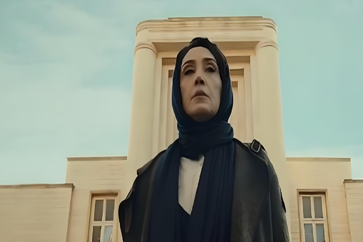 هدیه تهرانی، بازیگر سینما در سریال «هزار و یک شب» نقش یک استاد دانشگاه را بازی می کند.