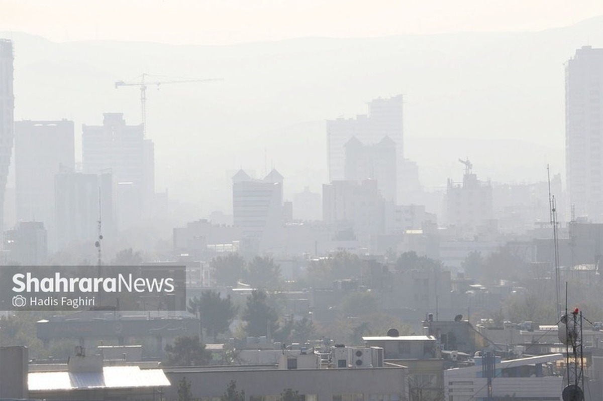 معاون مرکز تحقیقات کیفیت هوا و تغییر اقلیم دانشگاه علوم پزشکی شهید بهشتی از رشد سه برابری تعداد روز‌های ناسالم برای همه گروه‌ها در سال جاری خبر داد و گفت: حدود ۵۴ هزار مرگ منتسب به آلودگی هوا ثبت شده است و آلودگی هوا جزو پنج علت اصلی مرگ در کشور است.