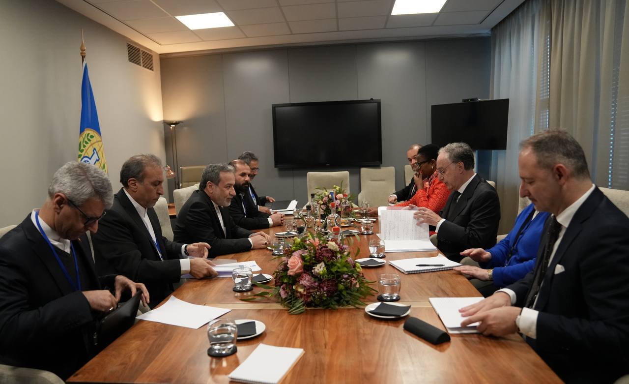 دیدار عراقچی و مدیر کل سازمان منع سلاحهای شیمیایی در لاهه دیدار عراقچی و مدیر کل سازمان منع سلاحهای شیمیایی در لاهه