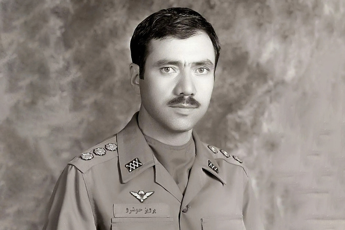 شهید امیر سرلشکر پرویز خوشرو، از نوابغ مخابرات و جنگ الکترونیک بود که در ایام ابتدایی دفاع مقدس مسئولیت ارتباطات مخابراتی جبهه‌ها را بر عهده گرفت. او در آبان ماه ۱۳۱۸ به دنیا آمد و در سال ۱۳۶۳ در منطقه عملیاتی شلمچه به درجه رفیع شهادت نایل آمد.