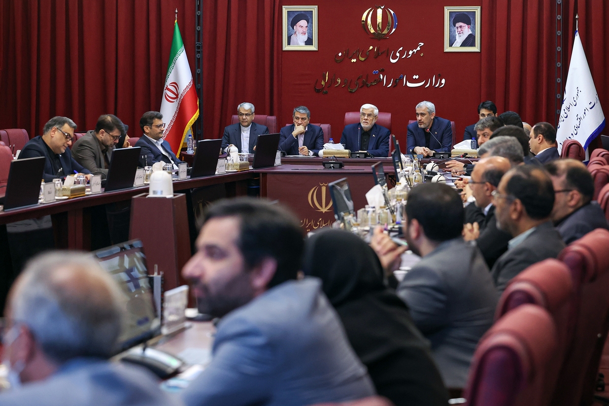 عارف: فرار مالیاتی دانه درشت‌ها باید ریشه کن شود