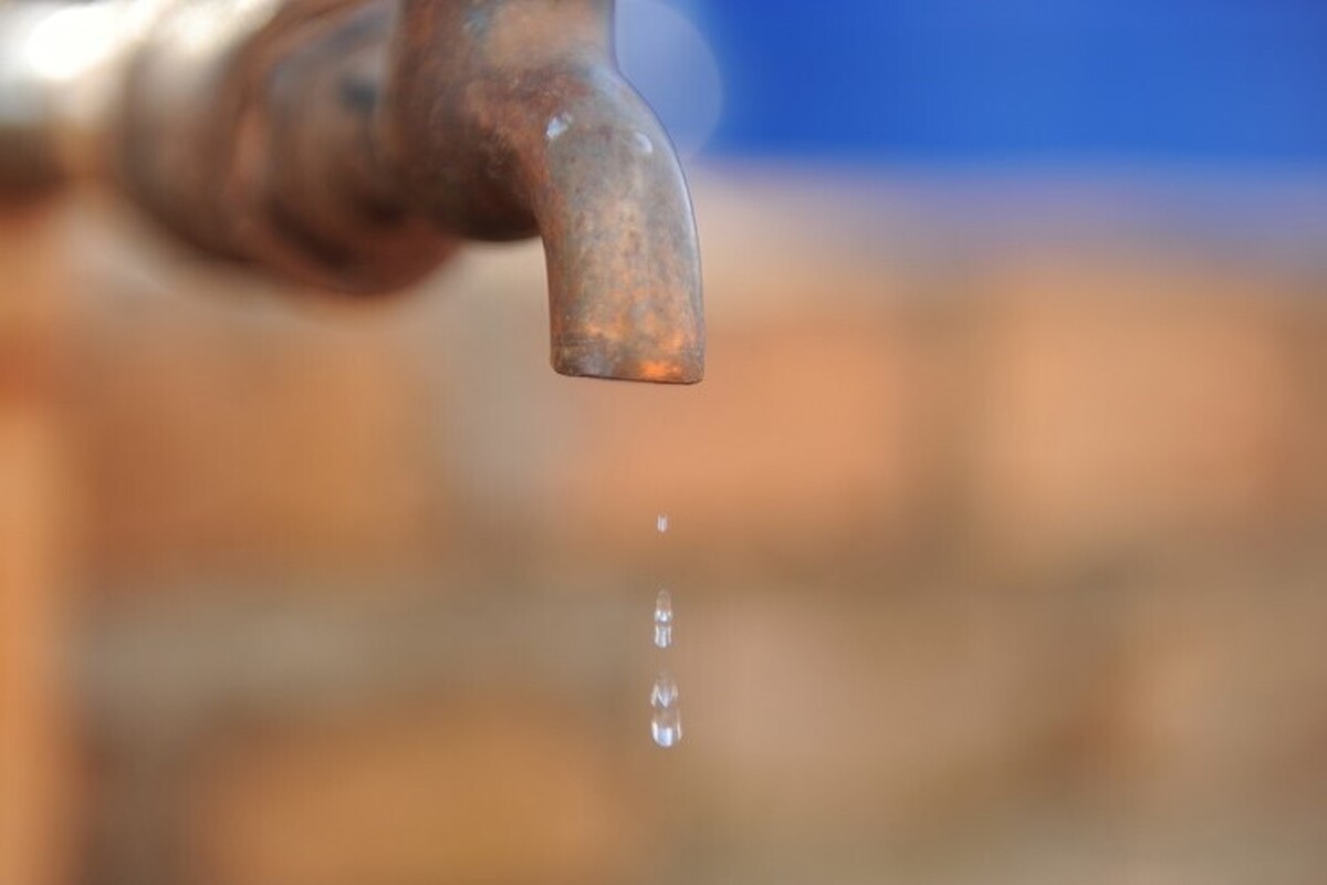 شرایط مشهد دارد به نقطه‌ای نزدیک می‌شود که دیگر هیچ راهی جز جیره‌بندی آب باقی نمی‌ماند. پاییز امسال از تابستان هم خشک‌تر گذشته و ذخایر سد‌ها به حدی رسیده که حسین اسماعیلیان، مدیرعامل آبفا مشهد صریحا می‌گوید اگر تا پایان آذر بارانی نبارد، تنها گزینه ممکن قطع بلندمدت آب است.