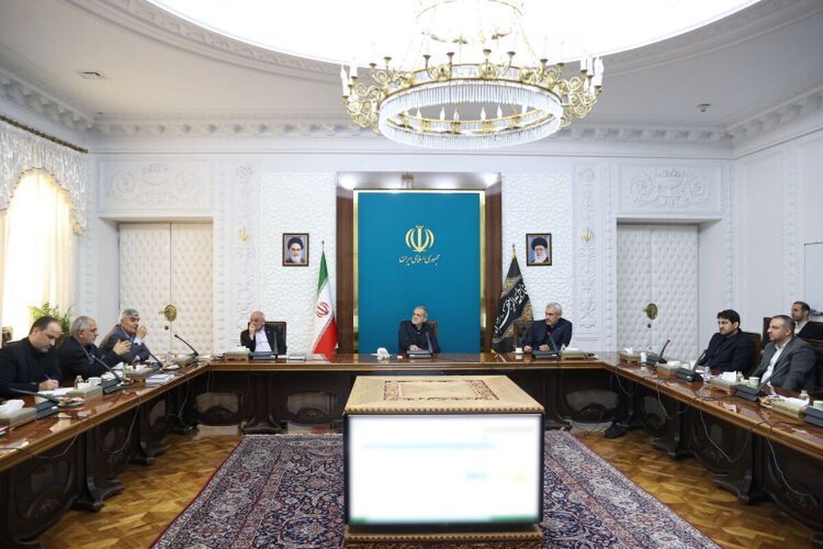 رئیس جمهور با اشاره به پیشرفت صورت گرفته در تکمیل پایگاه داده‌های ماده ۱۶۹ مکرر قانون مالیات‌های مستقیم و با تاکید بر تسریع در تمهید مقدمات اجرای کامل این ماده مهم قانون مالیاتی، گفت: هر بخش دولتی نیز که با اجرای این قانون همکاری نکند، باید به فوریت معرفی و مورد بازخواست قرار گیرد و مطابق قانون با آن برخورد شود.