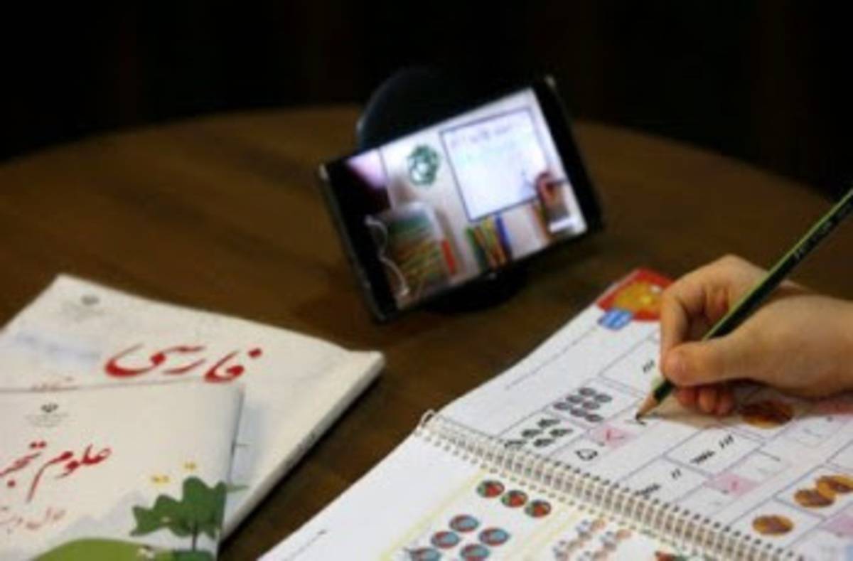 متخصصان آموزشی معتقدند بهره‌گیری صحیح از کلاس‌های آنلاین و آفلاین، می‌تواند از افت تحصیلی جلوگیری کرده و بازده یادگیری را تا حد قابل توجهی افزایش دهد.