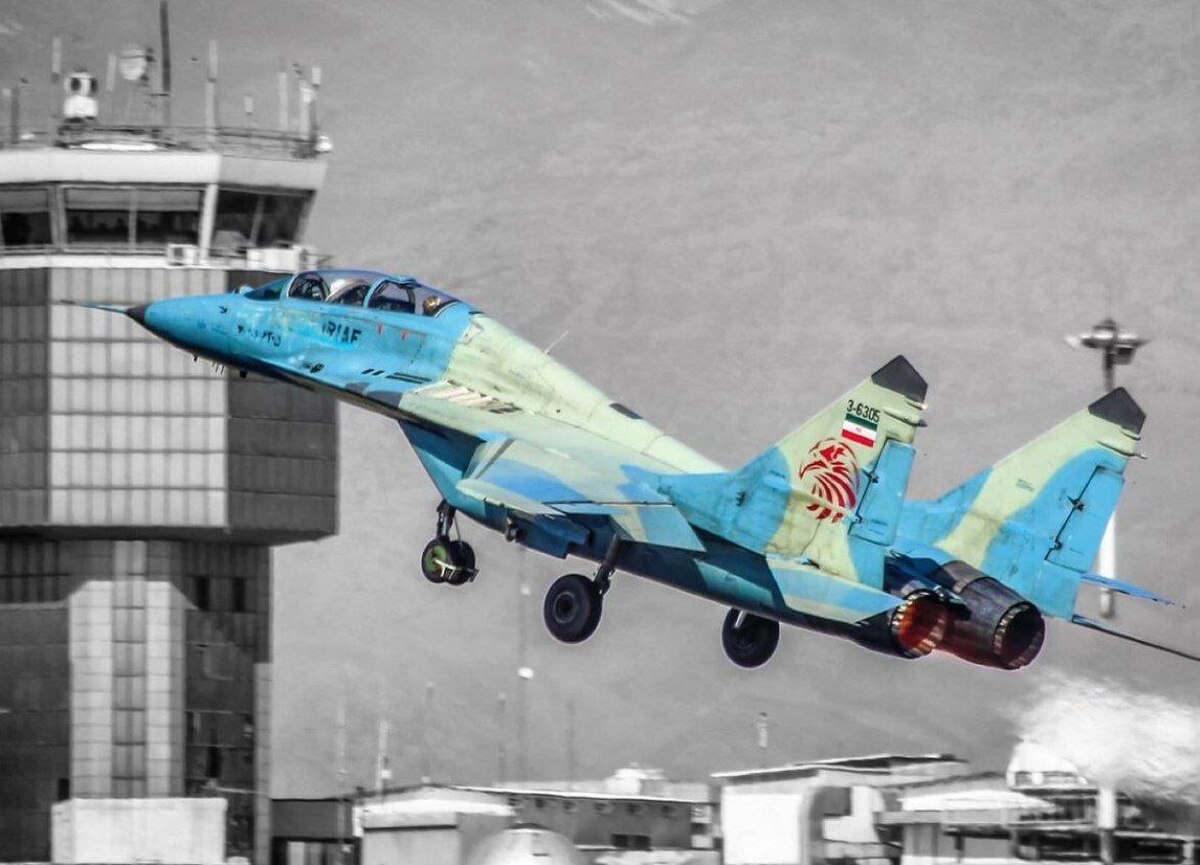 ارتش جمهوری اسلامی ایران، پرواز یک فروند جنگنده نیروی هوایی بر فراز آسمان تهران را تائید کرد.