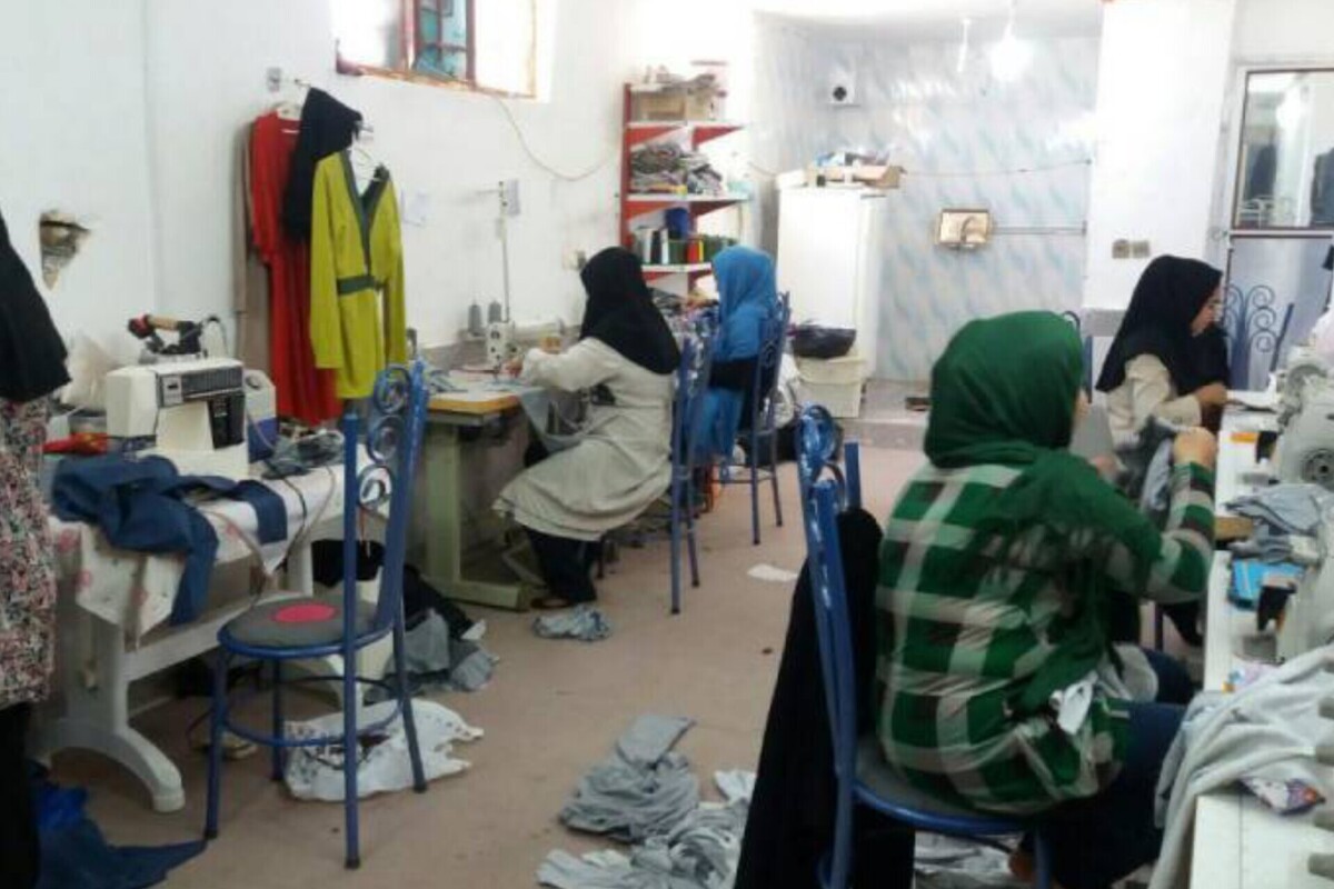 صدای چرخ خیاطی و خنده‌های بچه‌ها فضای کارگاه را پر کرده است. اینجا نه فقط پارچه و نخ دوخته می‌شود، بلکه امید، زندگی و فرصت دوباره برای زنانی با گذشته‌ای تلخ شکل می‌گیرد؛ زنانی که پس از سال‌ها مبارزه با اعتیاد، حالا با هر کوک، زندگی خود و فرزندانشان را دوباره می‌بافند.