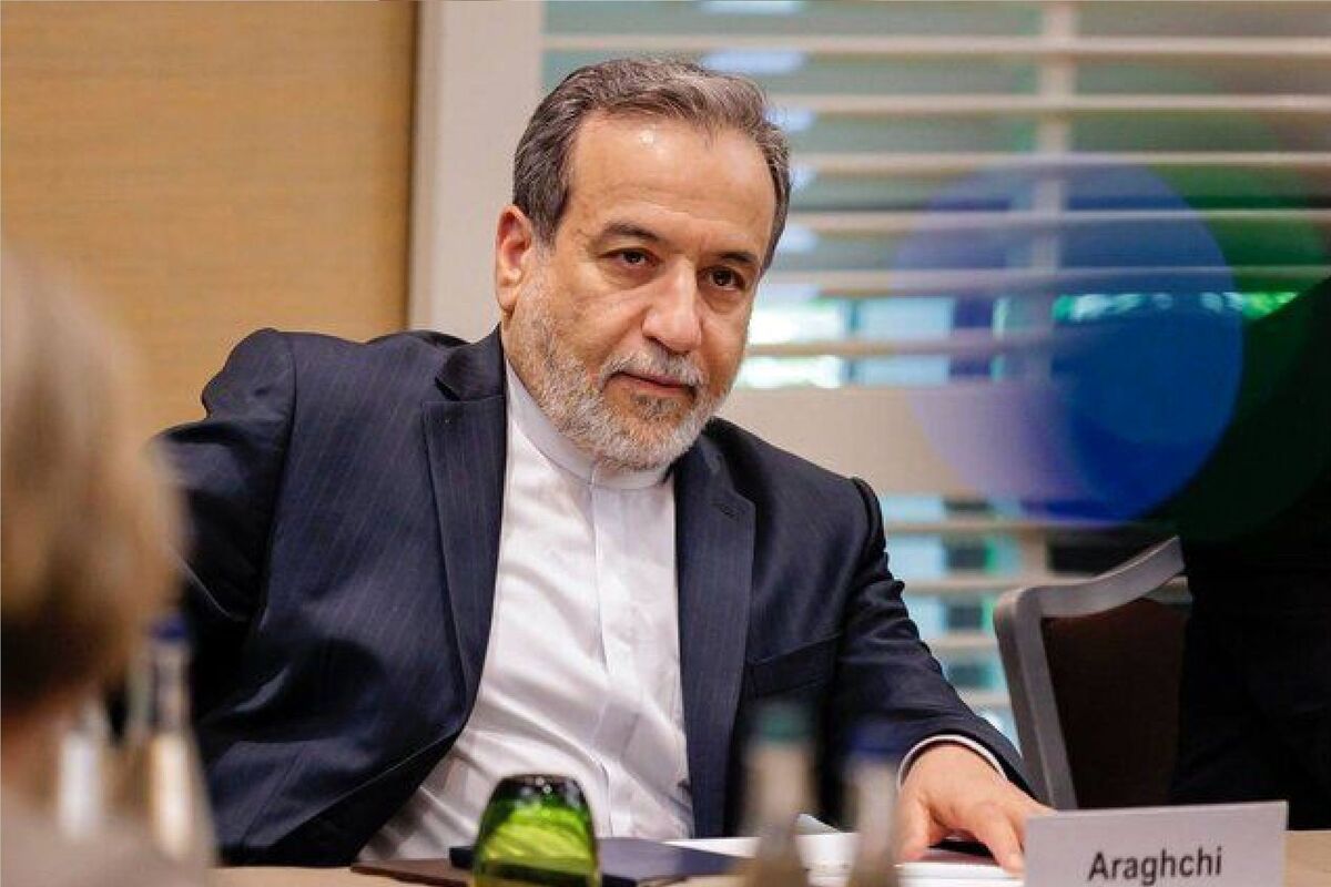 وزیر امور خارجه که در هلند حضور داشت از این کشور عازم پاریس شد.