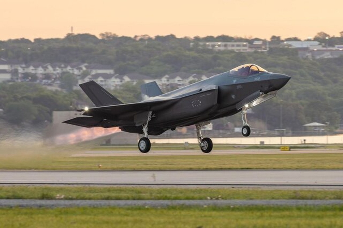 پایگاه خبری آکسیوس امروز (چهارشنبه) به نقل از مقامات آمریکایی و اسرائیلی گزارش داد که «مارکو روبیو»، وزیر امور خارجه آمریکا به نتانیاهو اطلاع داده است که عربستان سعودی بر اساس توافق با واشنگتن، نسخه‌های ضعیف‌تری از جنگنده‌های اف-۳۵ را دریافت خواهد کرد.