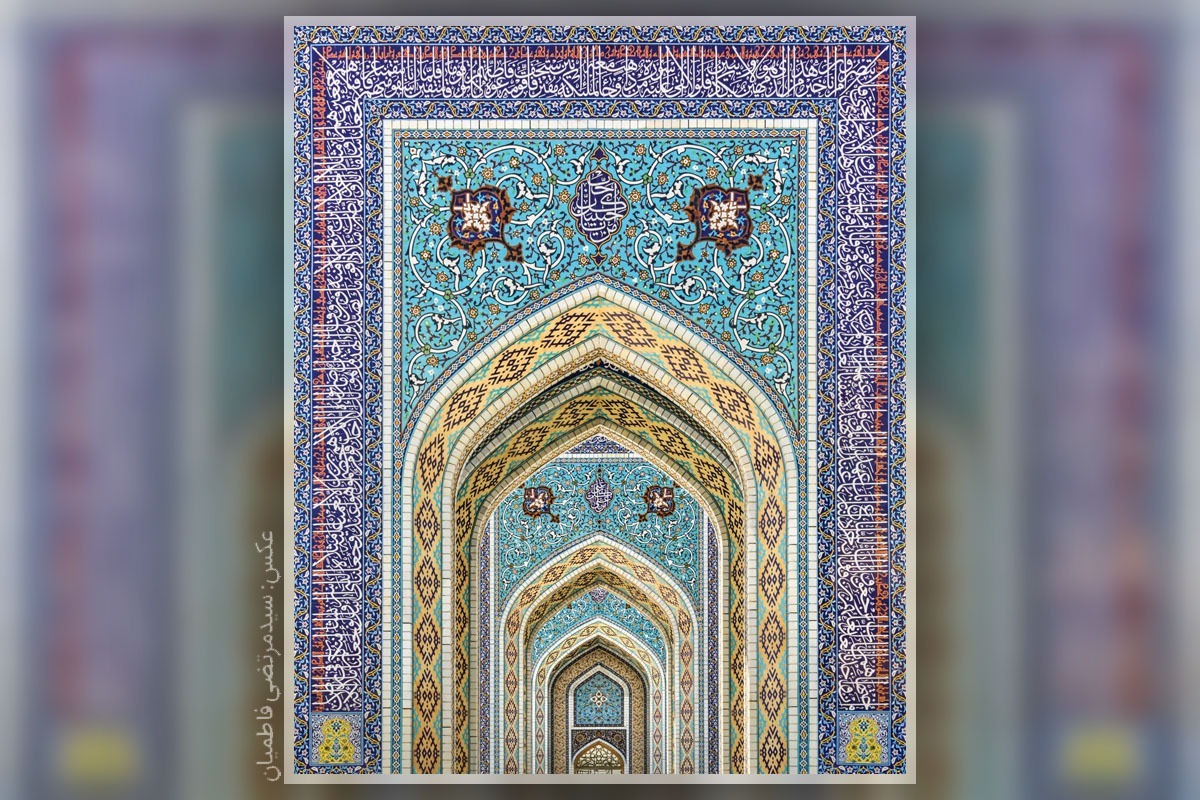 من یک تصویر پررنگ از کودکی‌ام دارم که خاص چهارشنبه‌های زیارتی بود. مادر، دستم را می‌گرفت، یک روسری گلدار قرمز می‌کشید سرم، یک چادر سفید کشدار باشکوفه‌های ریز صورتی می‌گذاشت روی روسری و راه می‌افتادیم سمت ایستگاه اتوبوس بولوار قرنی.